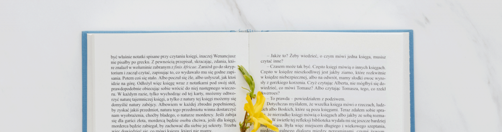 livre ouvert avec une fleur au milieu
