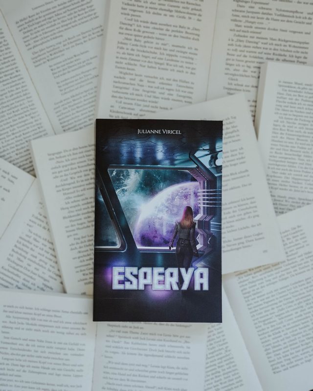 « Espérya » est un roman de science-fiction écrit par @julianne.viricel. L’univers imaginaire 🚀 dans lequel il nous plonge est directement inspiré du quotidien de la jeune autrice de 25 ans, de ses voyages et de ses passions.

Ainsi, ce livre nous téléporte tout droit vers une nouvelle planète 🪐où l’on découvre, au fil de la lecture, ses merveilles. L’autrice nous dévoile l’histoire de cinq personnages attachants : Cadélya, Calen, Arya, Léys, Xande et Liam.

Pour rendre l’expérience de lecture encore plus immersive, des illustrations accompagnent chaque début de chapitre et la couverture a été réalisée par le talentueux @thibault.graphiste (qui s'est chargé également de la mise en page) 😍

Tu as envie de t’évader ? 💭 Retrouve ce livre en format papier ou ebook sur la librairie BoD (lien dans la bio). Pour les chroniqueur·se·s et journalistes, nous le proposons en service presse. 😉

Résumé :
Nous étions six.
Guidés par la même mission, les mêmes rêves...
Aujourd'hui, nous ne sommes plus que cinq, peut-être perdus à jamais parmi les étoiles. 
Le Cosmos, autrefois lancé en direction d'une nouvelle planète que nous devions explorer et analyser en prévision d'une mise en place de vols commerciaux touristiques, n'est aujourd'hui plus qu'un vaisseau en perdition dans l'espace. 
Avec nous cinq à bord. Cinq personnes sans qualification particulière, mais rêvant de liberté, envoyés pour une mission de la plus haute importance. Nous n'aurions jamais pu nous douter que cette exploration, déjà difficile, allait se transformer en véritable enfer. 
Ce voyage ne devait durer que quelques semaines...
Désormais, ce n'est plus certain.

#bodfrance #booksondemand #auteursbod #autoédition #espérya #julianneviricel #servicepresse #bibliophile #livreaddict #jaimelire #lecture #idéelecture #bookadict #instabook #bookstagramfrance #SF #sciencefiction #sciencefictionbooks #romanssff #romansciencefiction